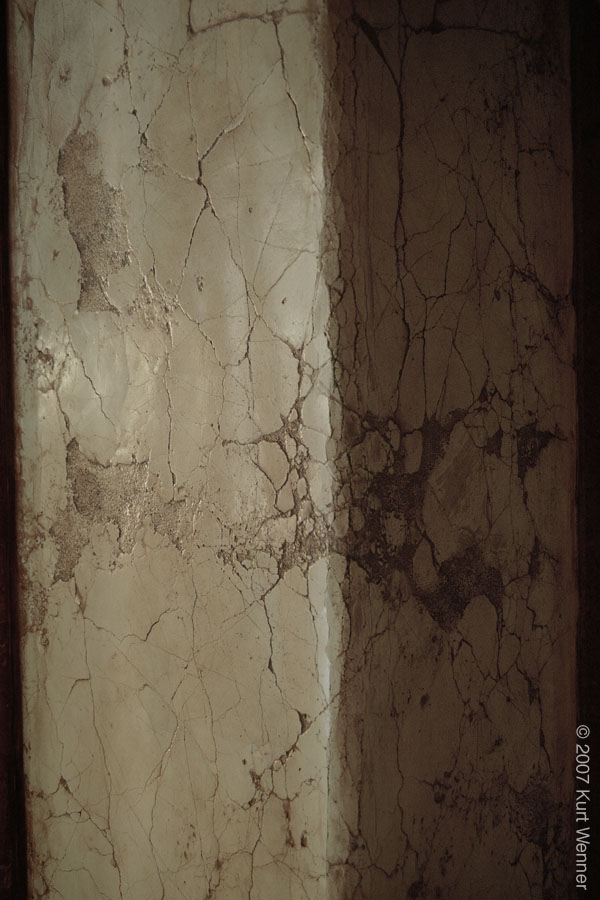 b08_Cast_cracked_surface